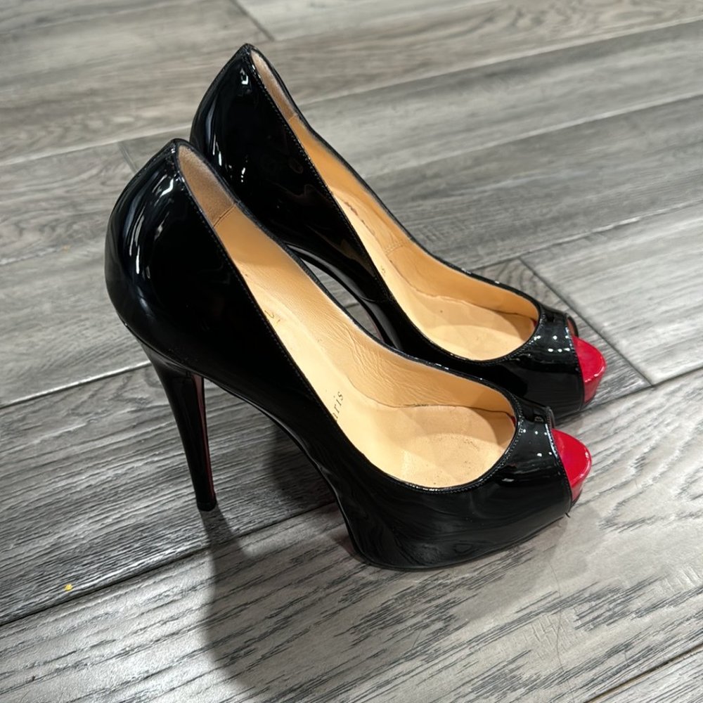 [sold] Christian Louboutin Very Privé Black Patent Leather Platform pumps 36.5
